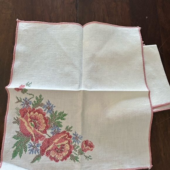 4/$50 Floral Embroidered Textile napkins set of four 🌸 - Picture 8 of 8